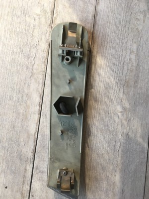 Rückseite des rechten Originalteils MB881586 / KOITO 422-37599 R – die originalen Metallbefestigungen sind gut sichtbar.